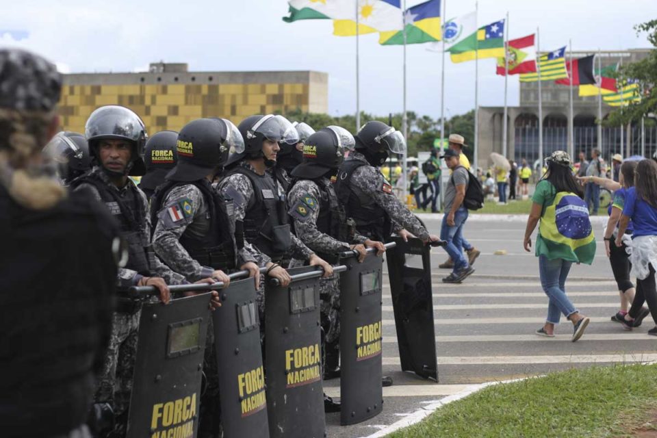 Manifestantes bolsonaristas invadem a Esplanada dos Ministérios e promovem atos de vandalismo e terrorismo em prédios públicos. Na imagem, agentes da Força Nacional monitoram andamento da manifestação - Metrópoles