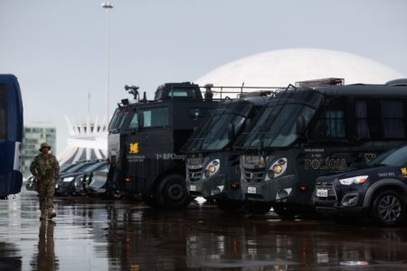 Forças de segurança do Distrito Federal montam esquema de proteção da Esplanada dos Ministérios, postados perto do Museu Nacional para manifestações bolsonaristas. Na imagem, diversos veículos aparecem estacionados no local - Metrópoles