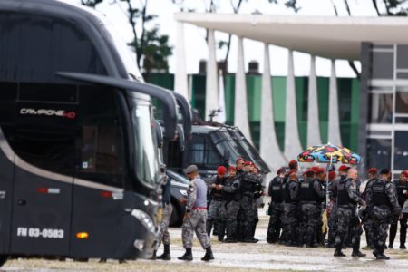 Forças de segurança do Distrito Federal montam esquema de proteção da Esplanada dos Ministérios, postados na Praça dos Três Poderes para manifestações bolsonaristas. Na imagem, diversos veículos aparecem parados em frente ao Congresso - Metrópoles