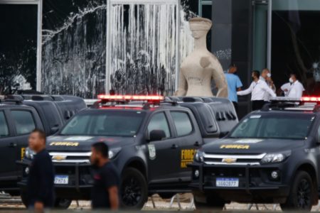 Forças de segurança do Distrito Federal montam esquema de proteção da Esplanada dos Ministérios, postados na Praça dos Três Poderes para manifestações bolsonaristas. Na imagem, diversos veículos aparecem parados em frente ao STF - Metrópoles