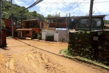 imagem colorida de rua com muita lama após fortes chuvas no Litoral Norte de SP - Metrópoles