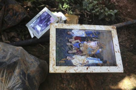 imagem colorida de quadros com fotos de família sujos de lama após fortes chuvas em são paulo - metrópoles