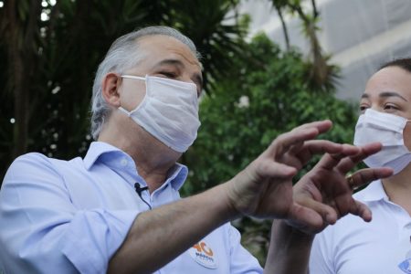 O candidato à prefeitura de São Paulo, Marcio França (PSB), conversa com profissionais da saúde em frente ao Hospital do Servidor Público Estadual