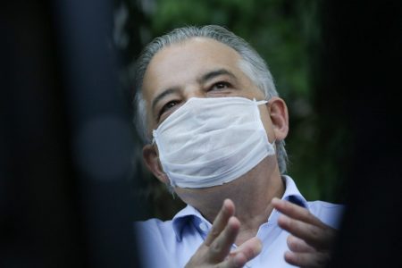 O candidato à prefeitura de São Paulo, Marcio França (PSB), conversa com profissionais da saúde em frente ao Hospital do Servidor Público Estadual